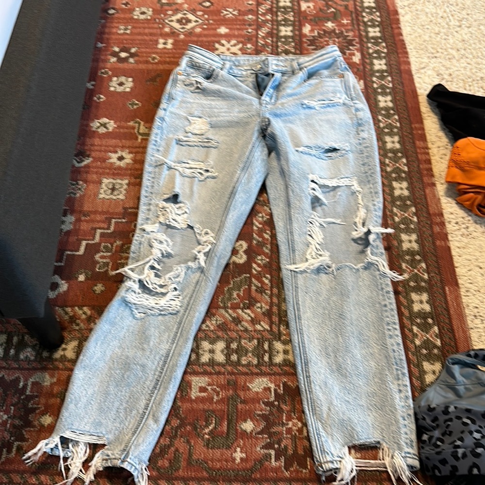 American eagle jeans. Mom Jean. Lightly worn . 0 Reg(fits like a 2/4)